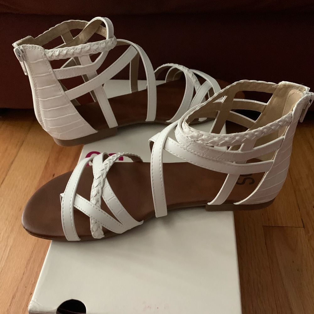 NIB. Women’s white sandals 9 1/2